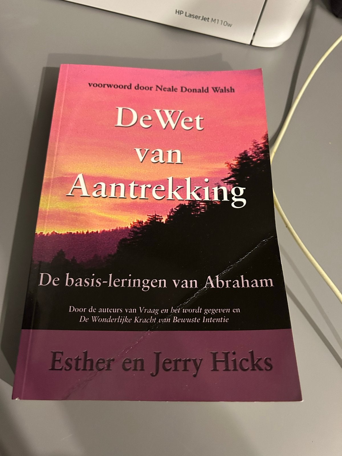 De Wet van Aantrekking - Esther en Jerry Hicks, Boeken, Ophalen of Verzenden, Zo goed als nieuw, Spiritualiteit algemeen, Achtergrond en Informatie