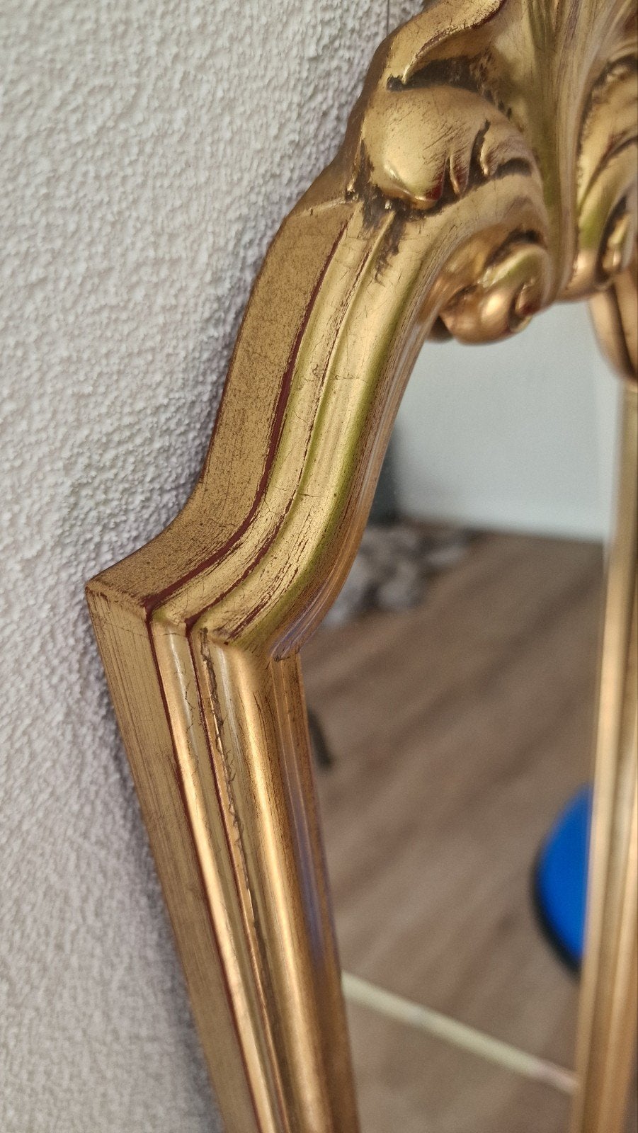 Gouden spiegel met sierlijke lijst - Deknudt, België, Ophalen, Overige vormen, Minder dan 50 cm, Minder dan 100 cm