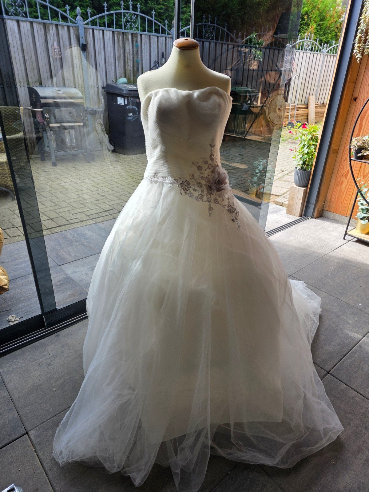 Prachtige strapless trouwjurk met bloemdetails, Kleding | Dames, Ophalen, Trouwjurk, Wit, Onbekend