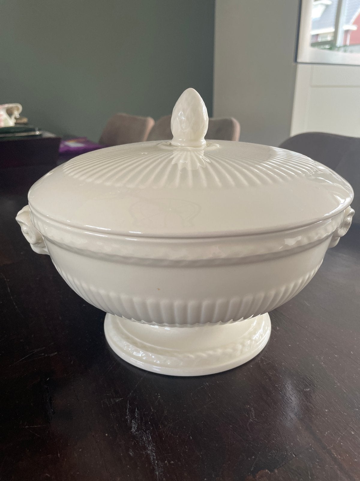 Wedgwood Edme Dekschaal met Ramshoofden, Ophalen of Verzenden, Zo goed als nieuw, Aardewerk, Schaal of Schalen