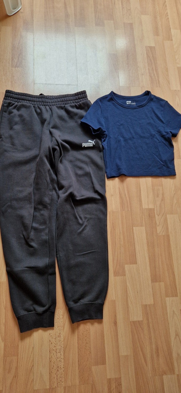 Puma joggingbroek en blauwe crop top, Kleding | Dames, Sportkleding, Maat 38/40 (M), Puma, Overige typen, Ophalen of Verzenden