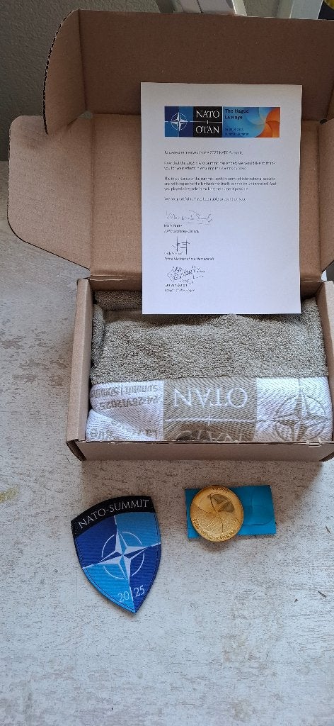 navo top 2025 aandenken met extra batch, Verzamelen, Militaria | Algemeen, Ophalen of Verzenden, Overige soorten, Nederland, Embleem of Badge