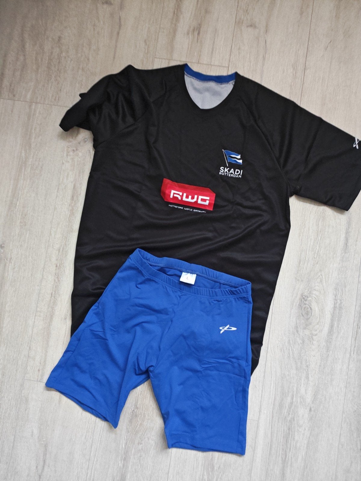 Sportkleding set: T-shirt en korte broek, Kleding | Dames, SKADI, Zwart, Ophalen of Verzenden, Zo goed als nieuw
