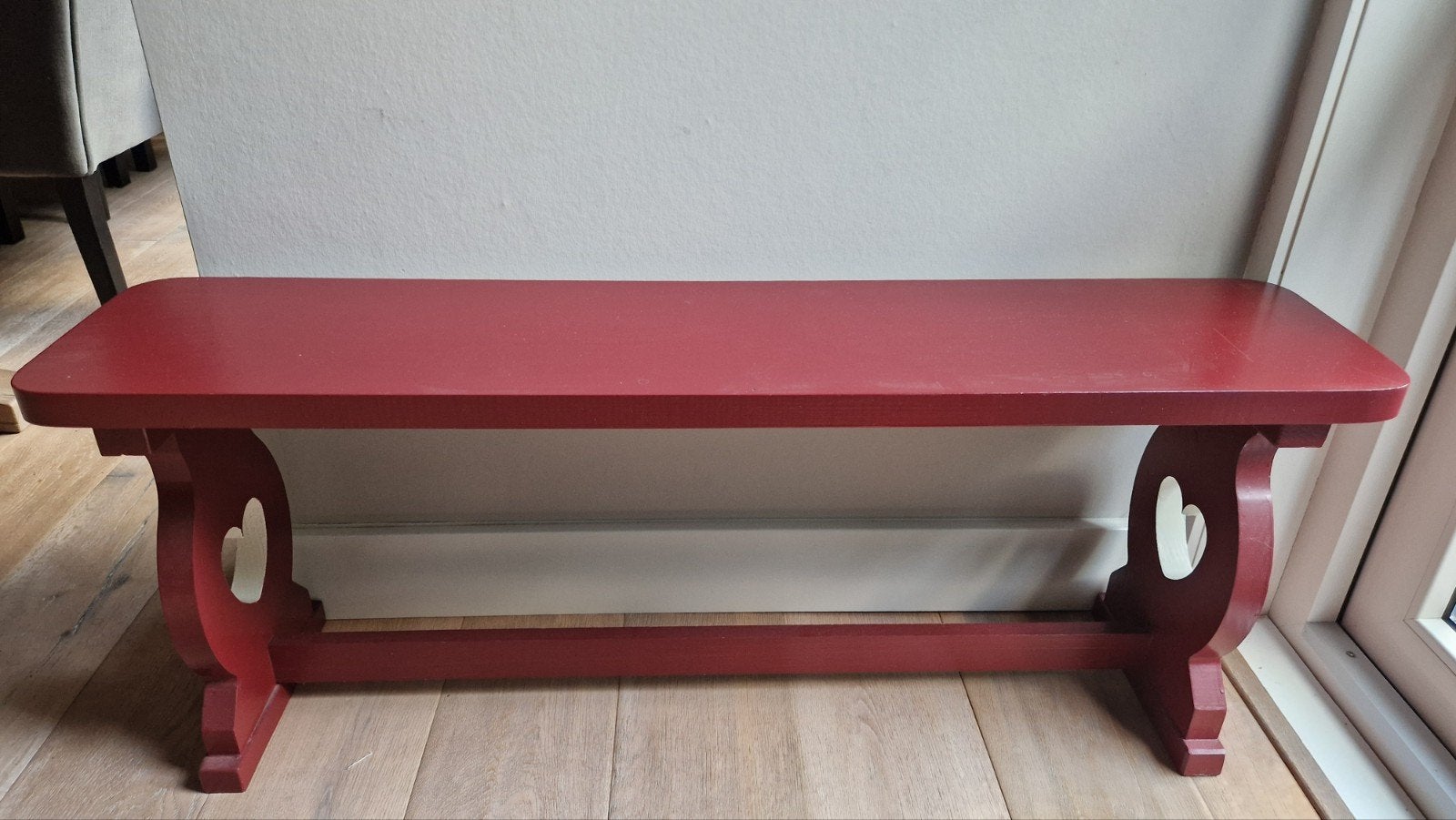 Rood houten bankje met hartjes - decoratief en charmant, Ophalen, Landelijk, speels, decoratief, Zo goed als nieuw, Eén