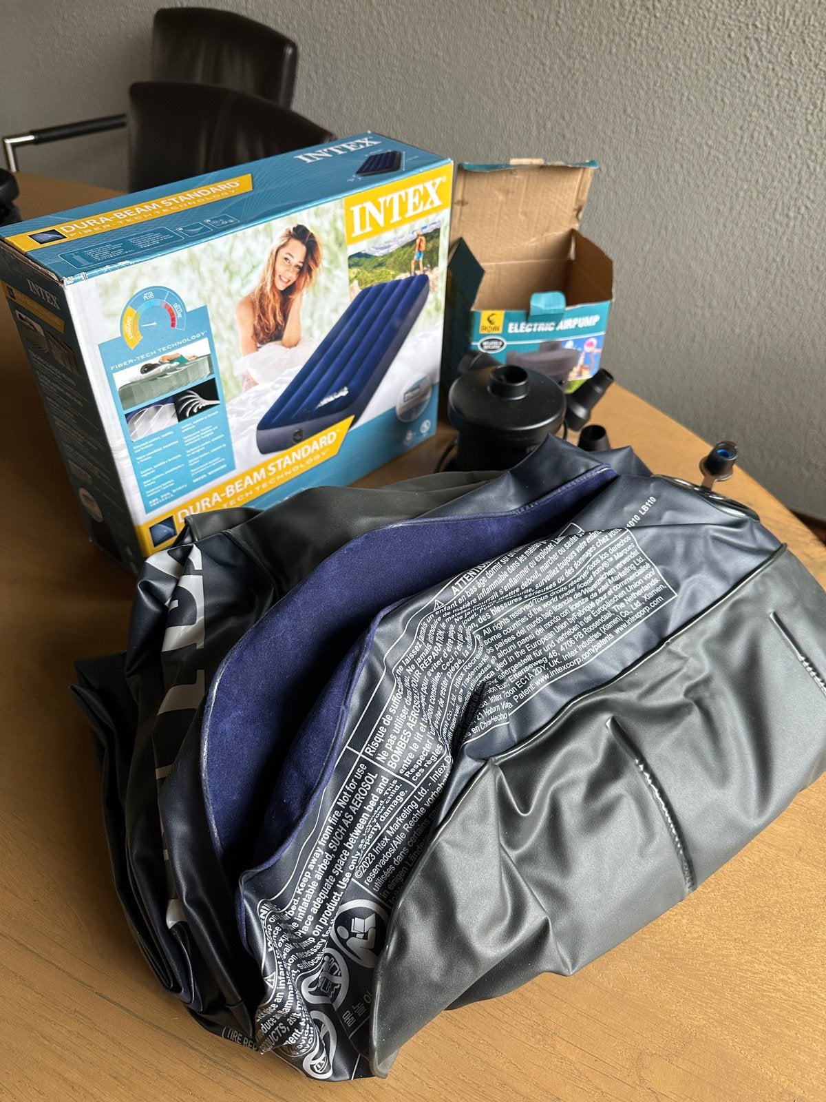 2x Intex Luchtbed met elektrische pomp, Ophalen, Zo goed als nieuw, 2-persoons