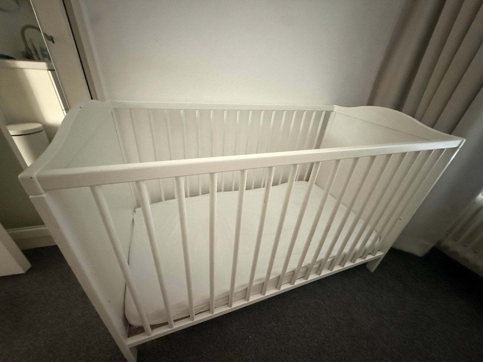 IKEA SMÅGÖRA Ledikant Wit incl matras in hoogte te verstelle, Ophalen, Gebruikt, Ledikant