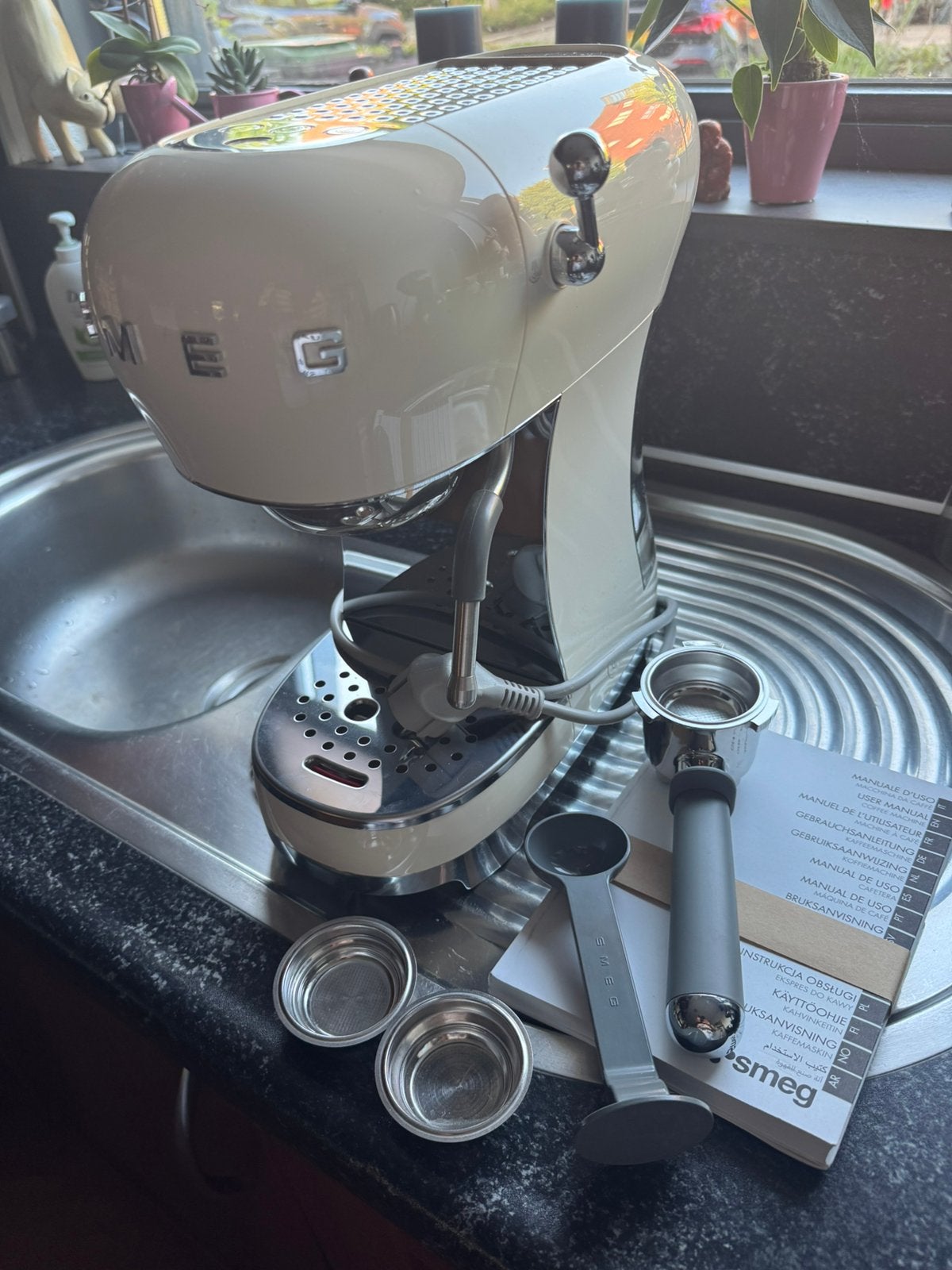 Nieuwe SMEG ECF02CREU Espressomachine|Ongebruikt|Compleet, Ophalen of Verzenden, Zo goed als nieuw, Espresso apparaat, Gemalen koffie