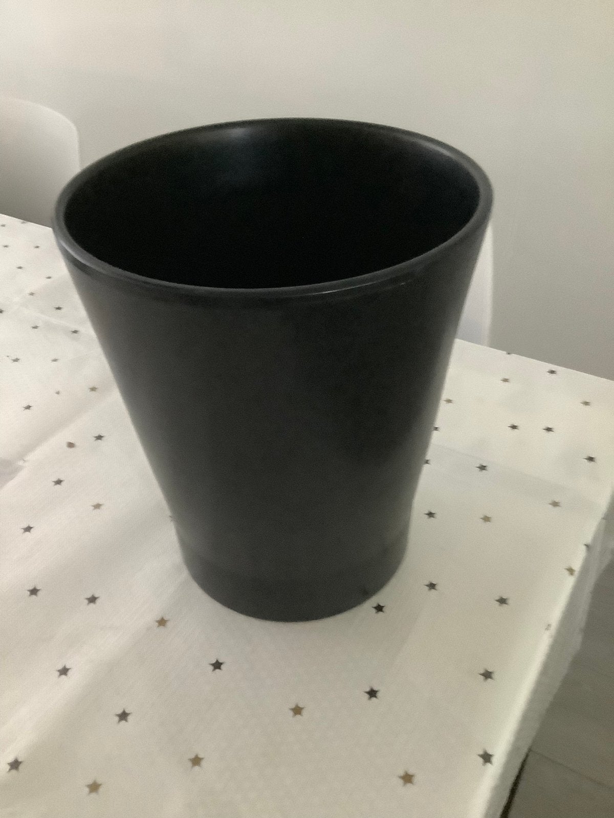 Ikea papaja bloempot zwart hoog 23,5 cm doorsnede 21 cm, Ophalen, Rond, Aardewerk, Binnen
