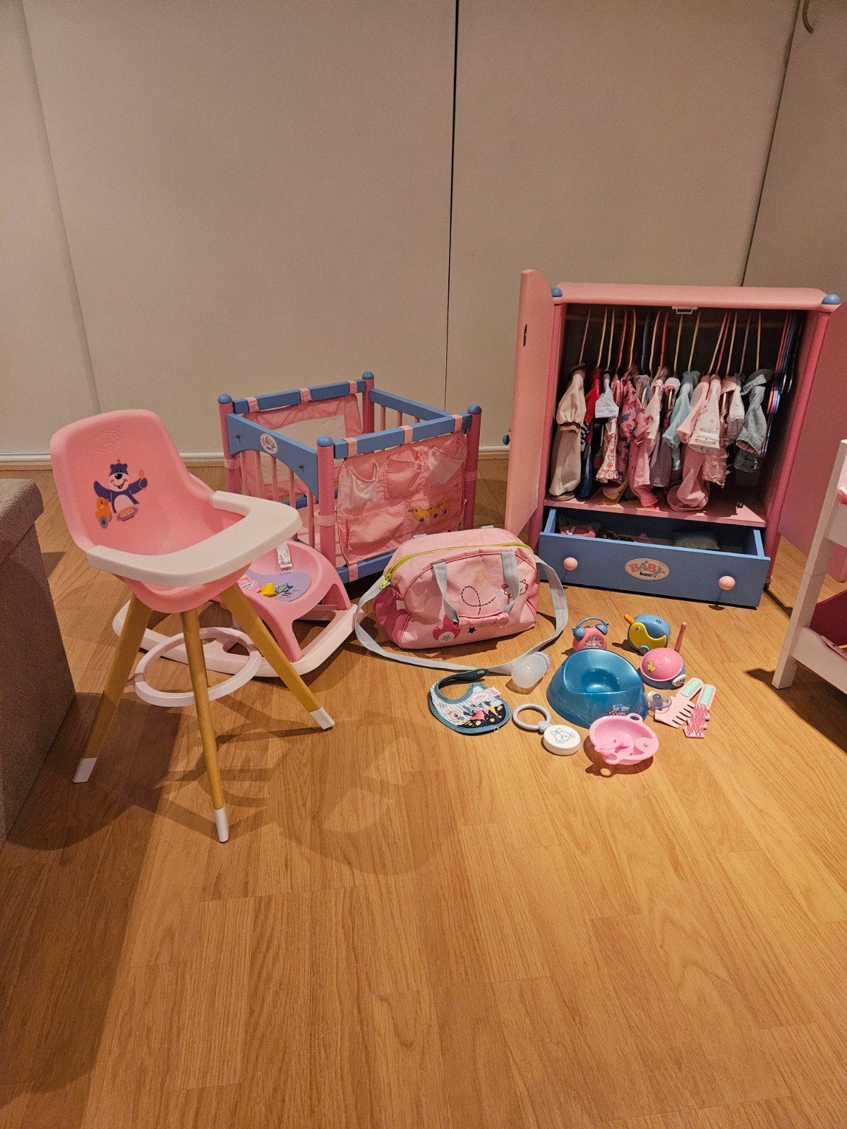 Baby Born kledingkast bed kinderstoel verzorgingstas div., Ophalen, Gebruikt, Babypop