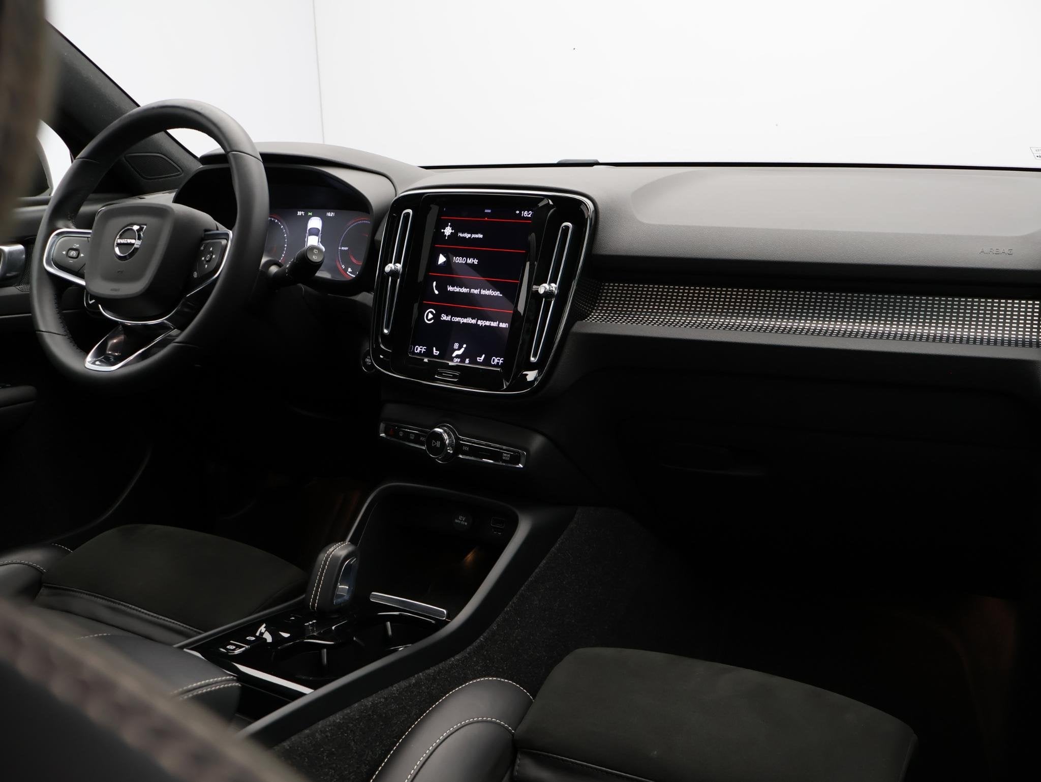 Volvo XC40 T5 262PK Plug in Hybrid R-Design / Trekhaak / Pan, Met garantie (alle), Wit, Hybride Elektrisch/Benzine, 3 cilinders