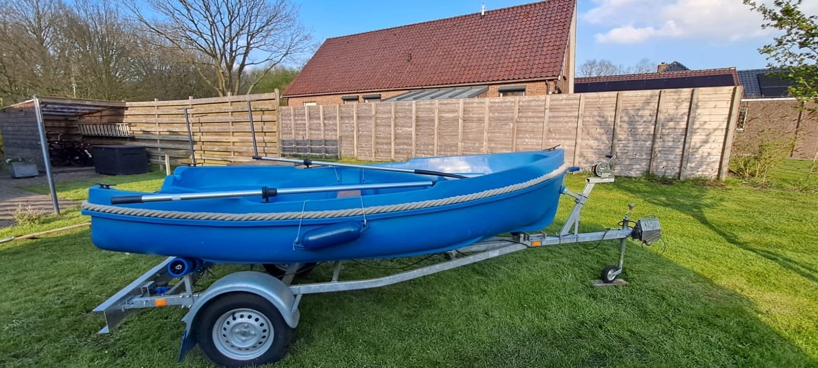 Roeimoterboot met trailer, roeispanen en motor, Watersport en Boten, Ophalen, Zo goed als nieuw, Polyester, Met motor