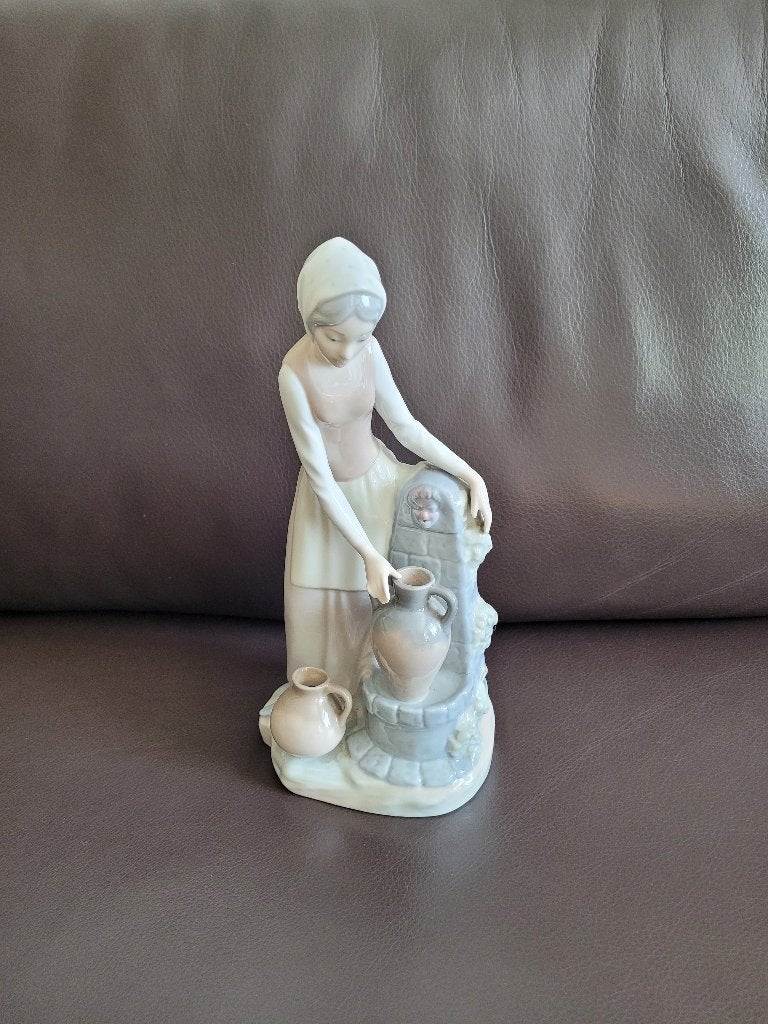 NAO by Lladró porseleinen beeld, meisje bij fontein, Ophalen of Verzenden, Zo goed als nieuw, Mens