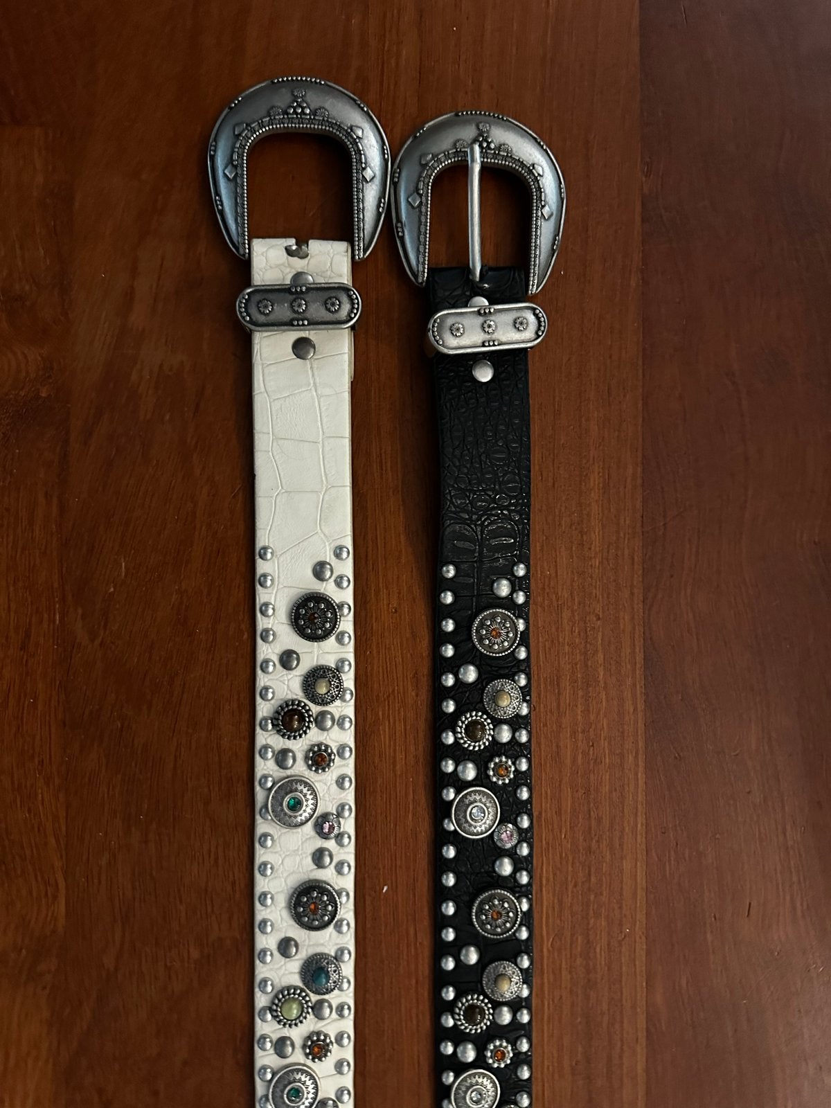 2 leren Riemen studs - Zwart & Wit - Maat 95 - Nieuwstaat, Echt leder, 90 tot 100 cm, Tailleriem, Ophalen of Verzenden