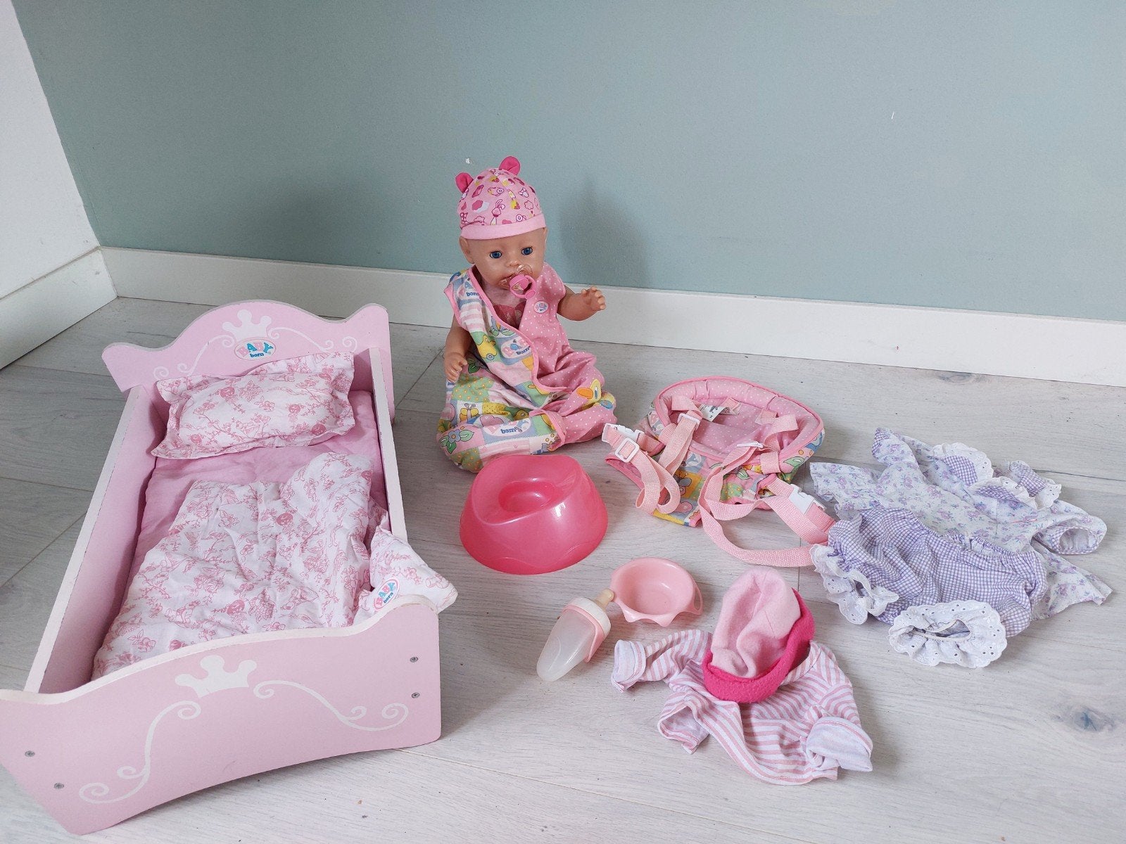 Baby Born pop met bedje en veel accessoires, Kinderen en Baby's, Speelgoed | Poppen, Ophalen, Gebruikt, Babypop