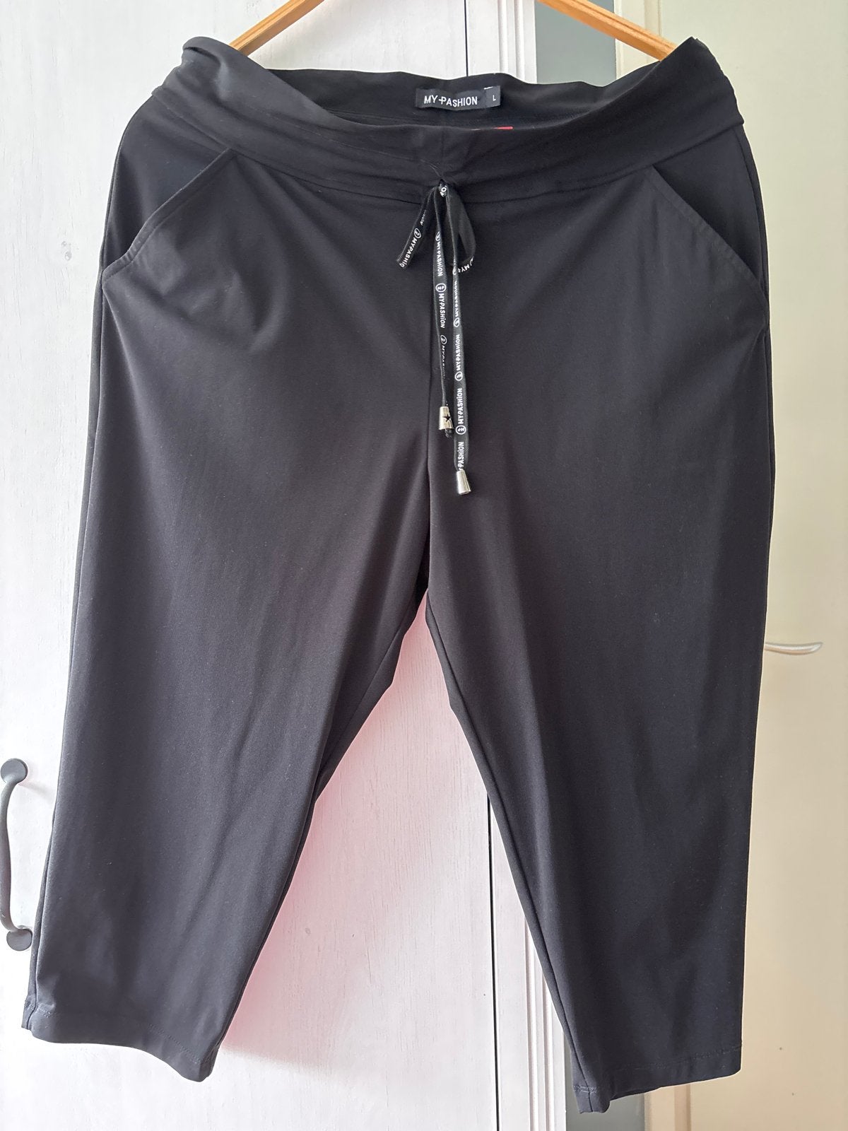 Nieuwe zwarte 3/4 broek - MY-PASHION - Maat L, Kleding | Dames, Zwart, Maat 42/44 (L), Nieuw, Ophalen of Verzenden