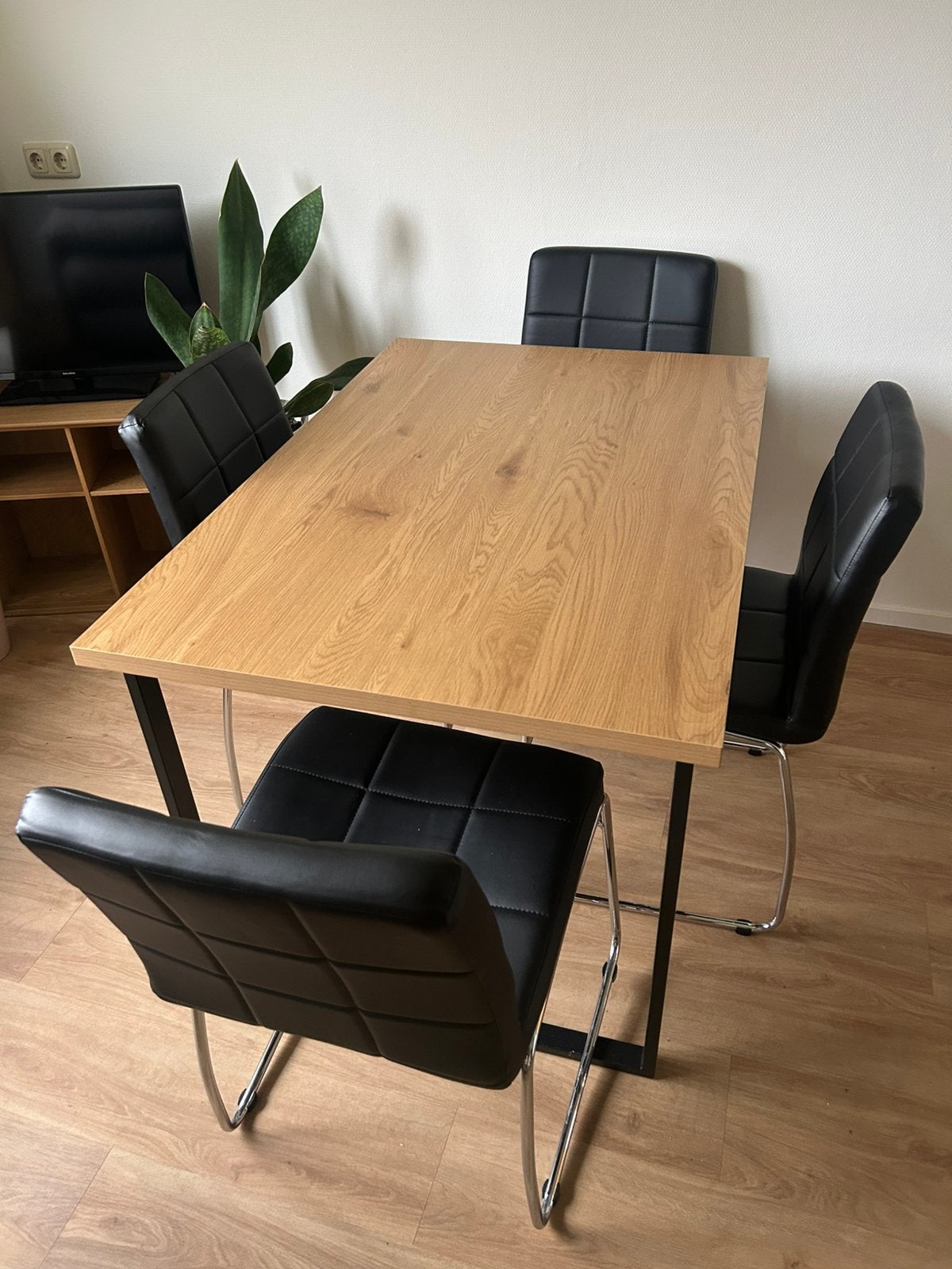 Eettafel met 4 stoelen Jysk, Ophalen, 50 tot 100 cm, Zo goed als nieuw, Vier personen