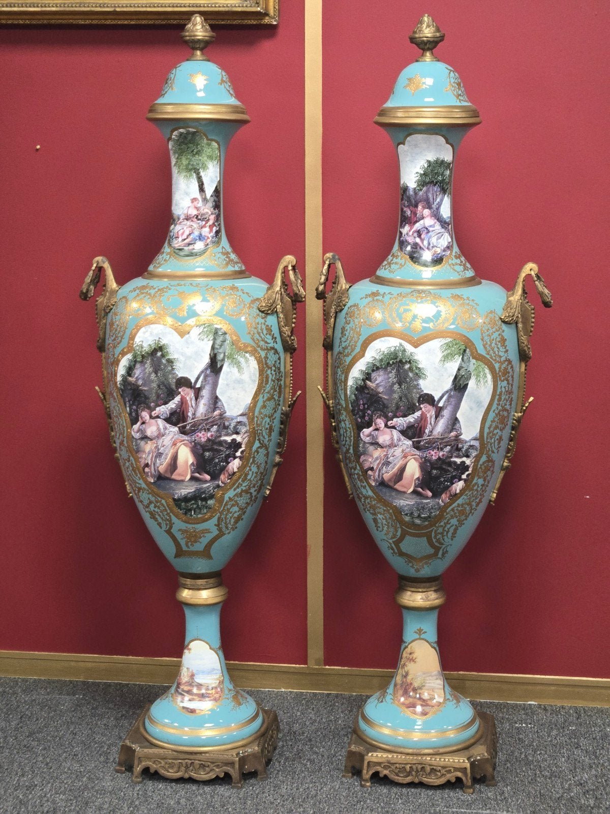 Sevres Siervazen met Landschapsschilderingen, Ophalen