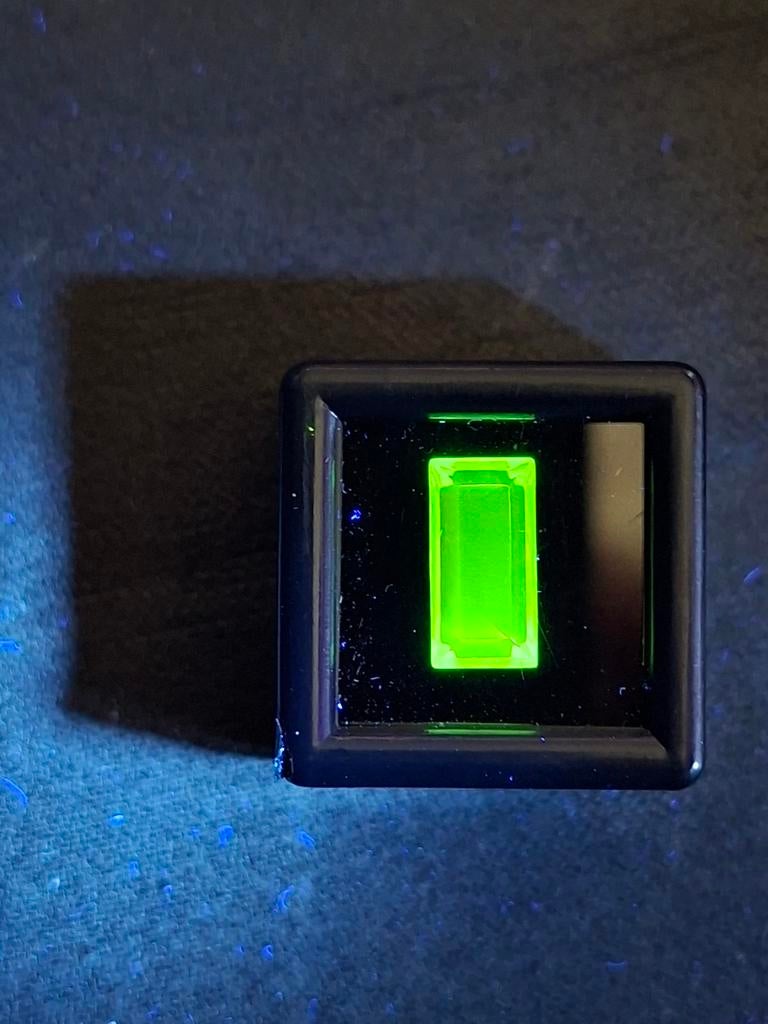 Rechthoekig facet geslepen steentje van uranium glas, Sieraden, Tassen en Uiterlijk, Edelstenen, Ophalen of Verzenden, Zo goed als nieuw