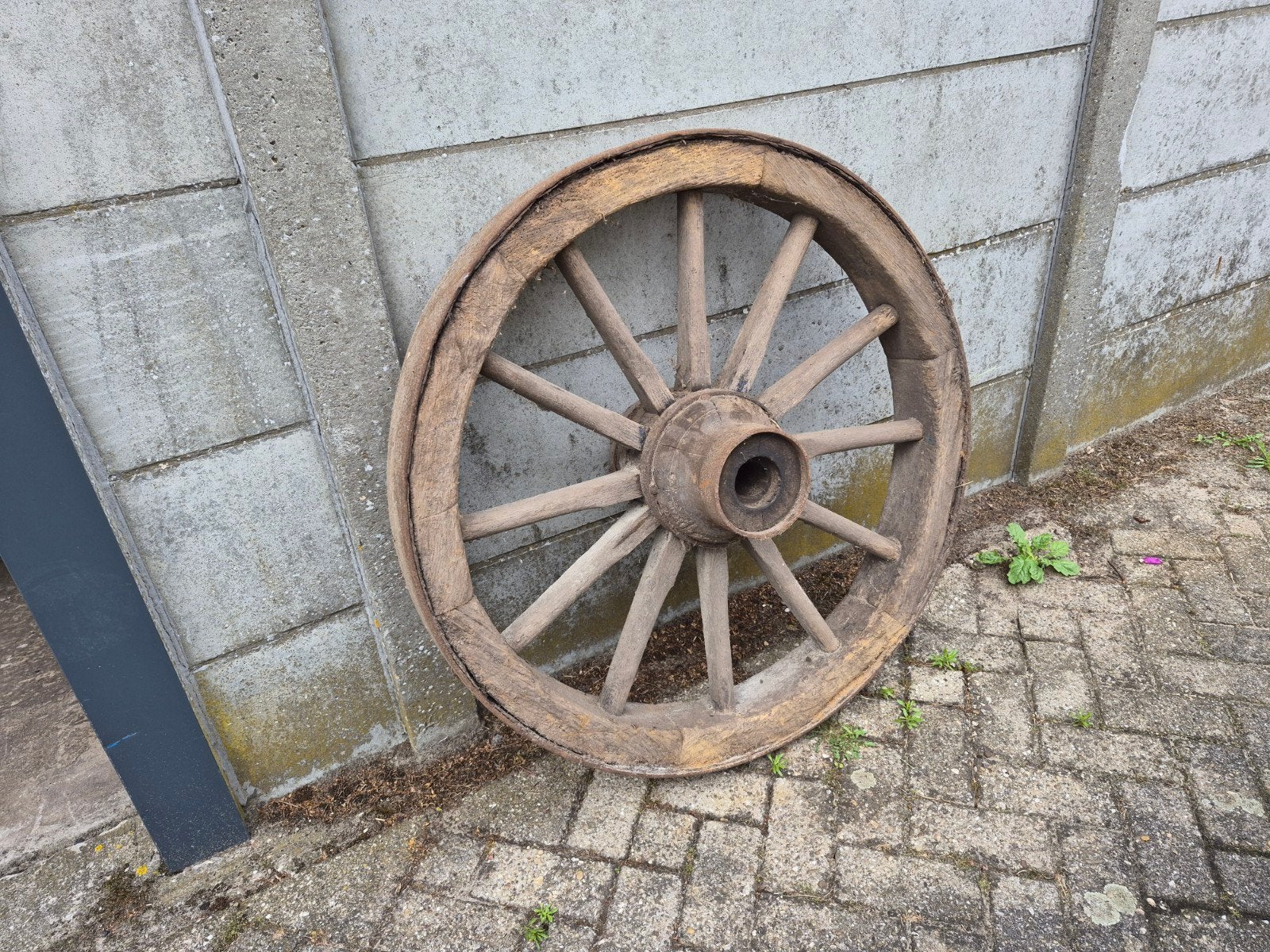 Oud wagen wiel, hout, Ophalen