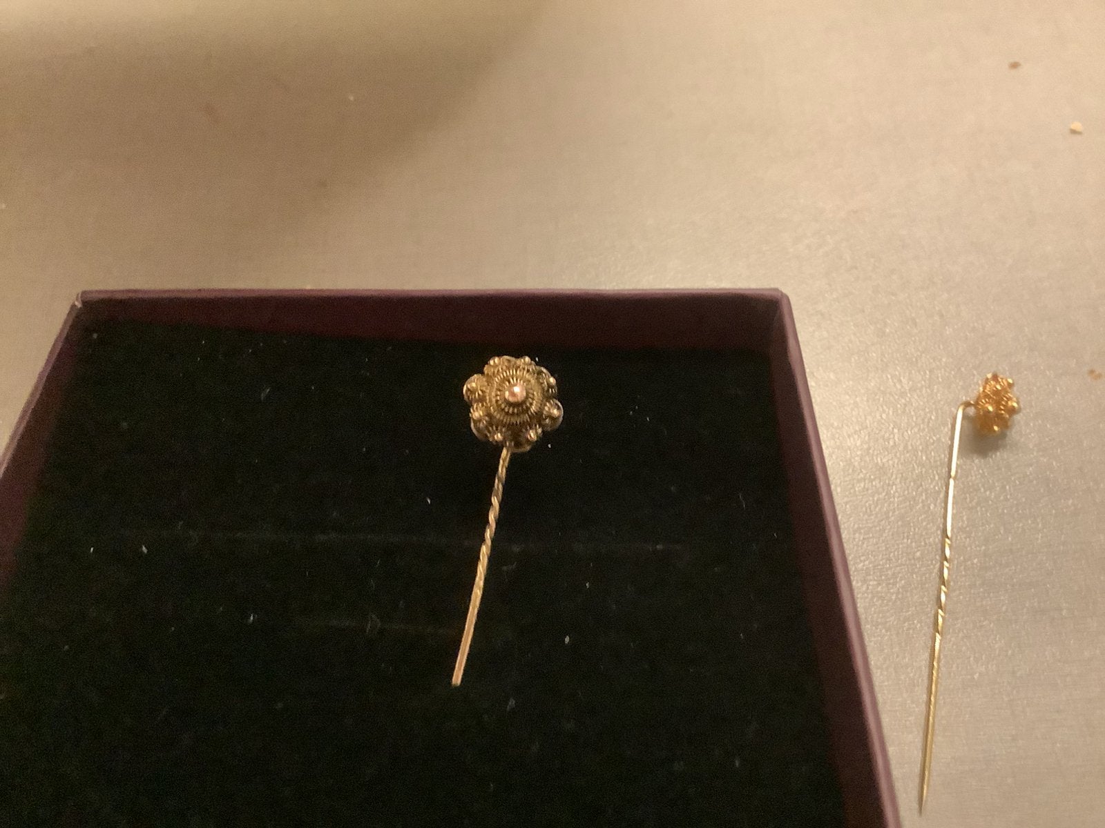 Gouden Zeeuwse knoop rever spelden ,uit de oude  tijd ., Gebruikt, Verzenden, Minder dan 4 cm, Goud