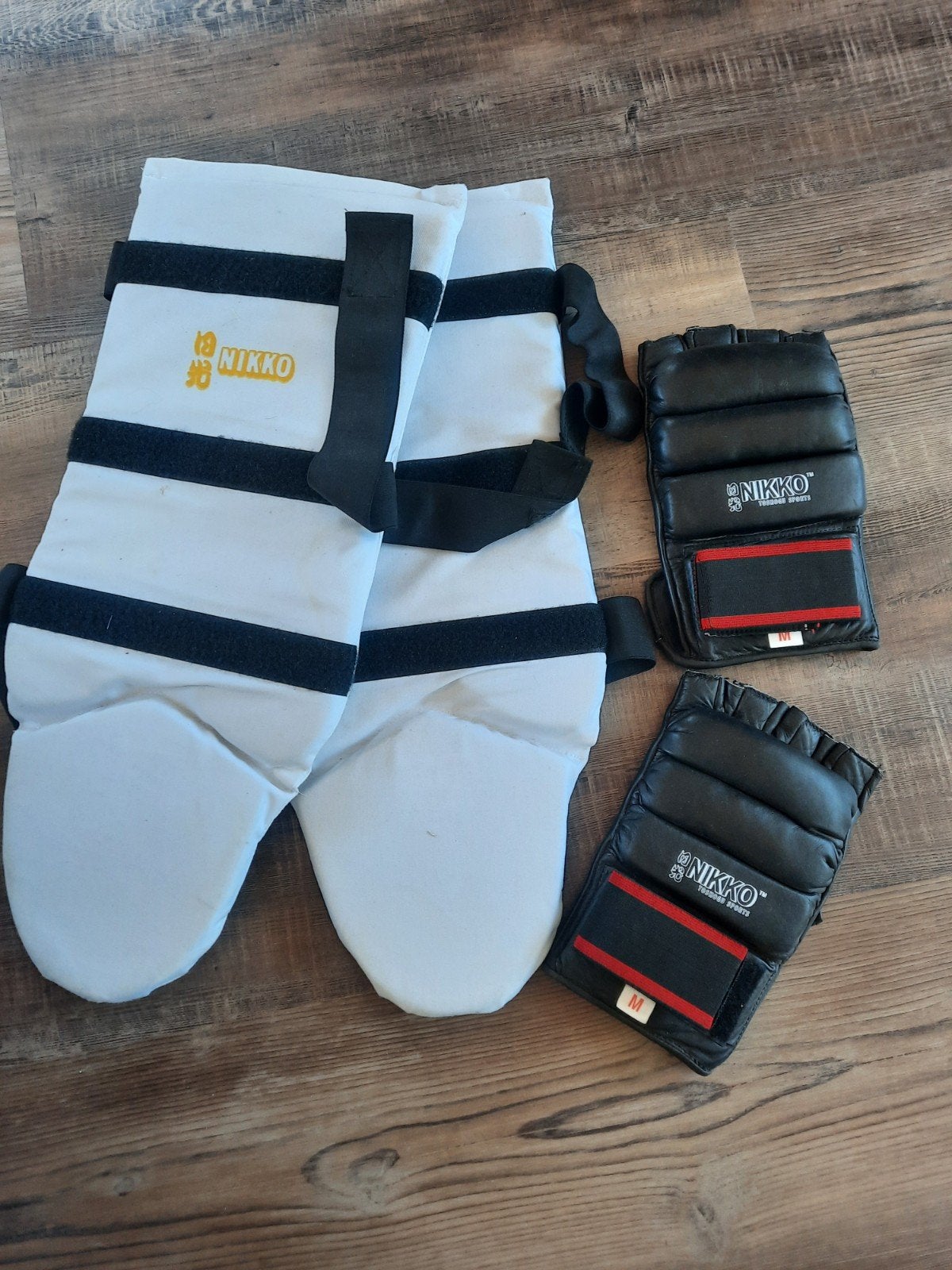 Nikko scheenbeschermers en bokshandschoenen., Overige, Vechtsportbescherming, Zo goed als nieuw, Maat M