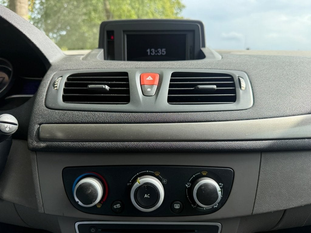 Foto 11 van Renault Mégane 1.6 Authentique (bj 2011)