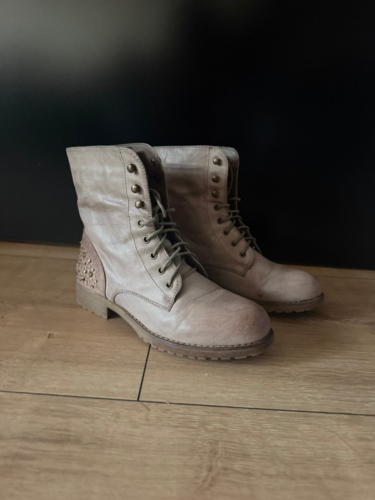 Kayla bikerboots / veterlaarzsn met studs - Maat 39, Beige, Lage of Enkellaarzen, Ophalen of Verzenden, Zo goed als nieuw
