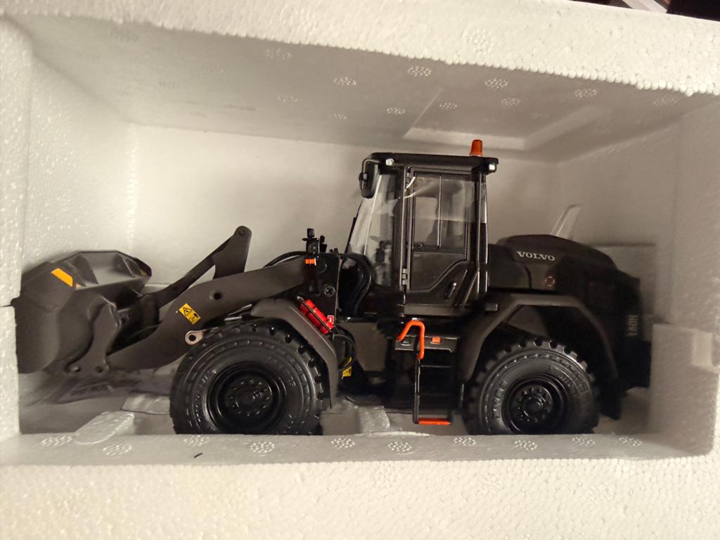 Volvo L60H Limited Black Edition - Nieuw in doos, Hobby en Vrije tijd, Modelauto's | 1:32, Ophalen of Verzenden, Nieuw, Overige typen