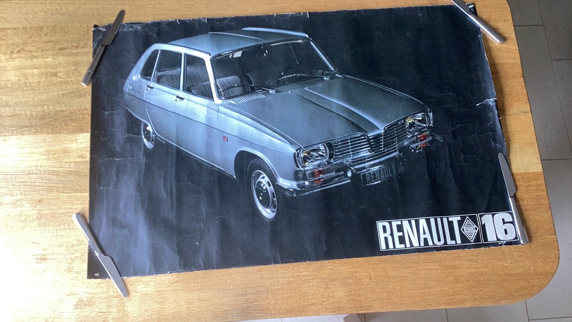 Renault 16 Autoreclame Poster van dealer 98 x 62 cm, Ophalen of Verzenden, Gelezen, Renault