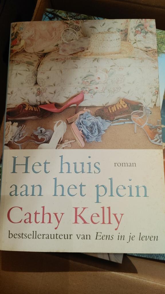 Het huis aan het plein - Cathy Kelly (roman), Ophalen of Verzenden, Gelezen, Cathy Kelly, Europa overig