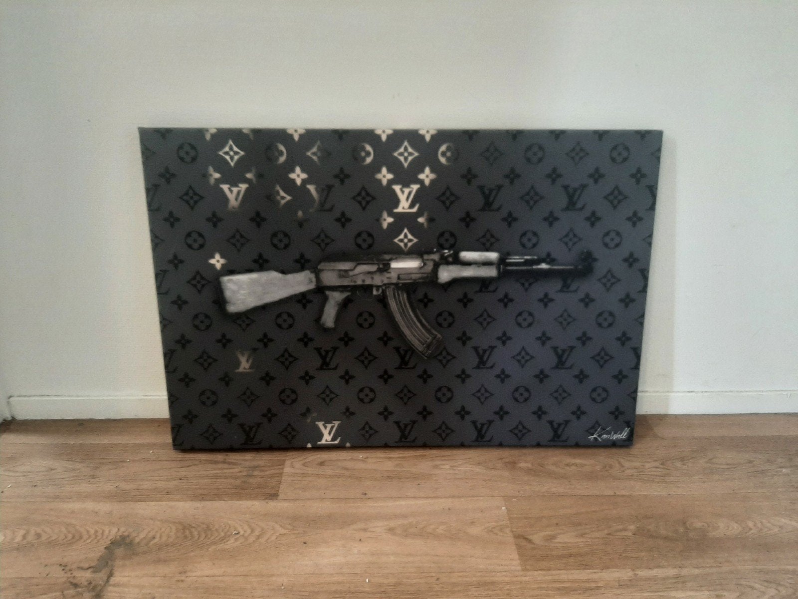 Modern schilderij AK-47 Louis Vuitton-stijl Kanwal, Ophalen, Acrylverf, Overig onderwerp, Op houten frame