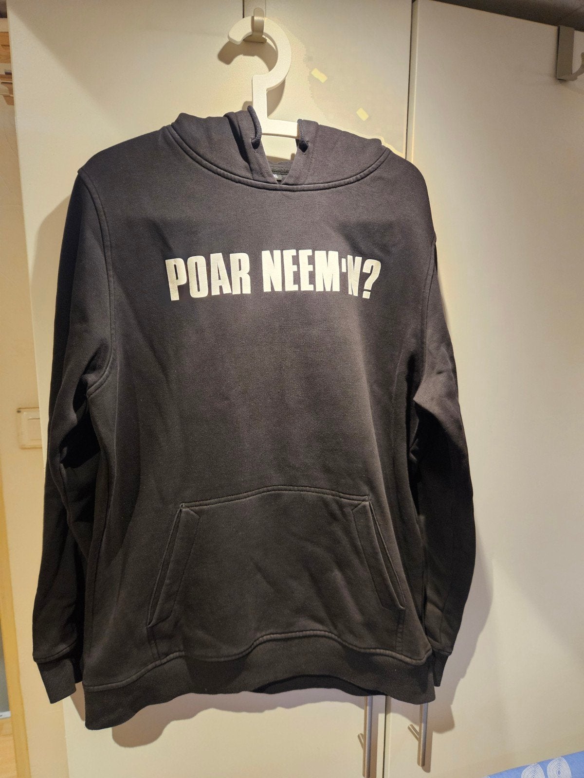 Zwarte 'POAR NEEM'N?' Hoodie - Maat XL, Zwart, Maat 56/58 (XL), Ophalen of Verzenden, Zo goed als nieuw