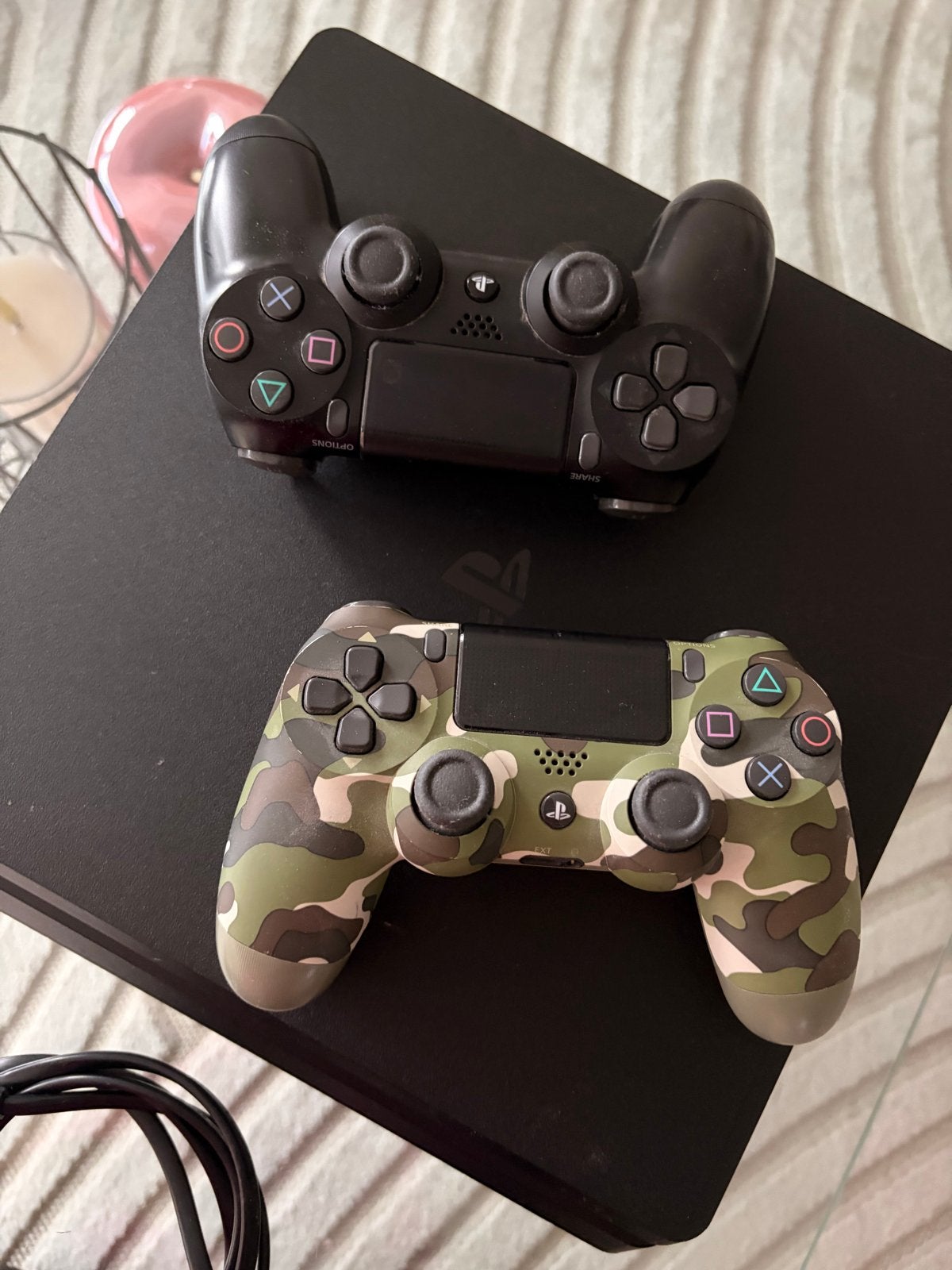 PlayStation 4 1TB Slim met 2 controllers, Ophalen, Met 2 controllers, Zo goed als nieuw, 1 TB