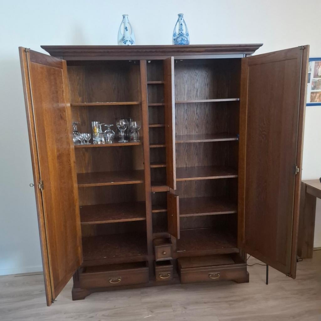 Massief houten kast, Ophalen of Verzenden, Zo goed als nieuw