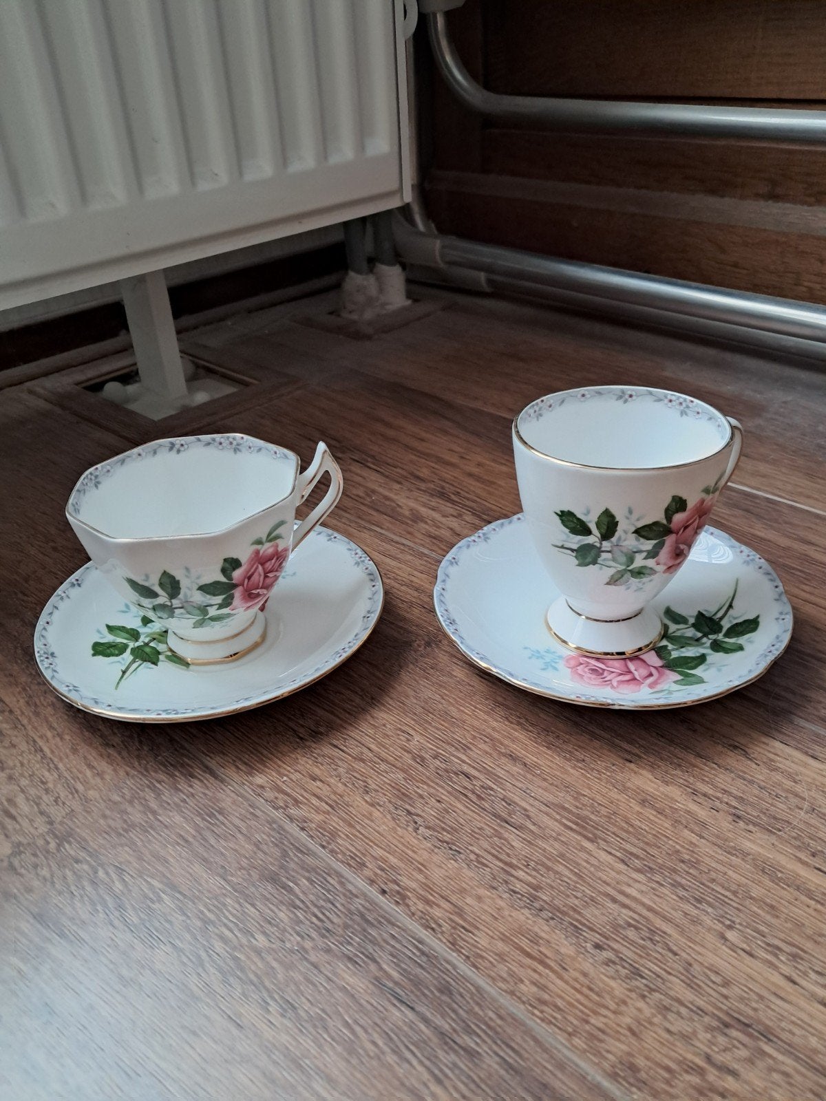 Royal Stafford 'Roses to Remember' theekopjes met schotels, Ophalen