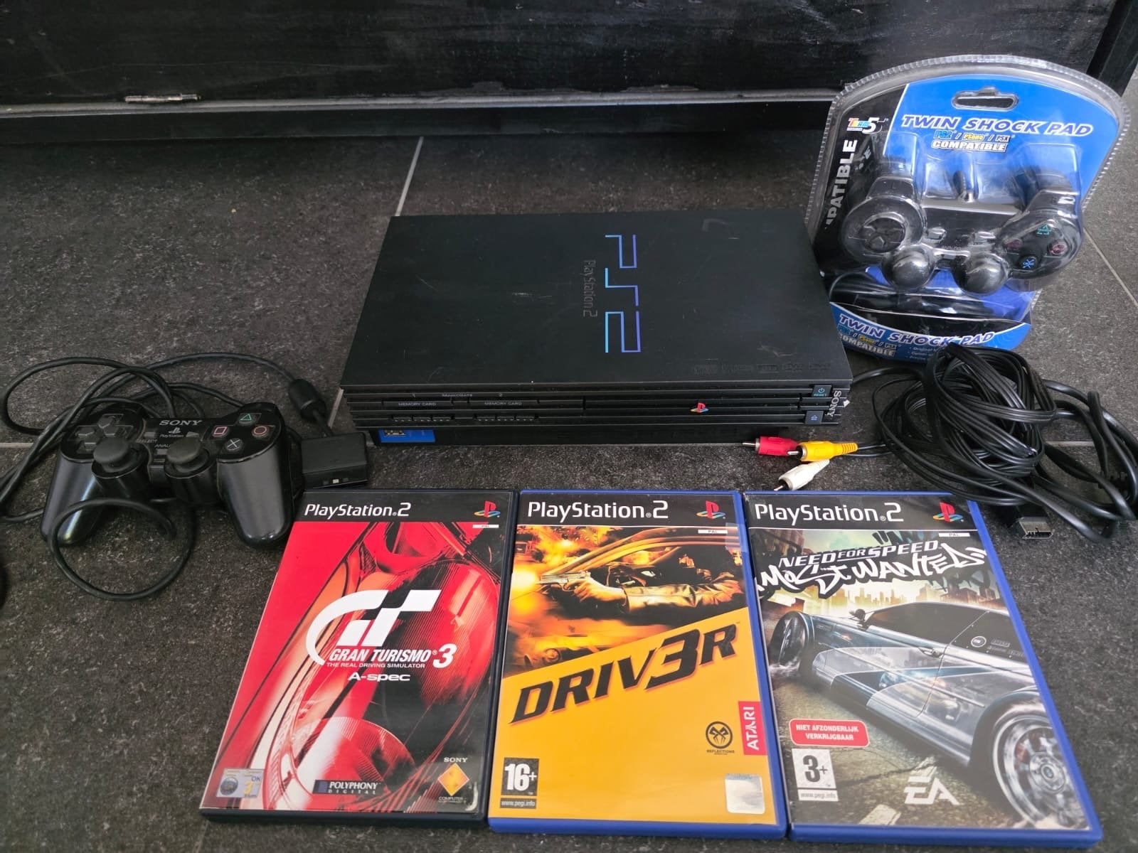 PlayStation 2 console met 2 controllers en 3 games, Spelcomputers en Games, Spelcomputers | Sony PlayStation 2, Ophalen, Zwart