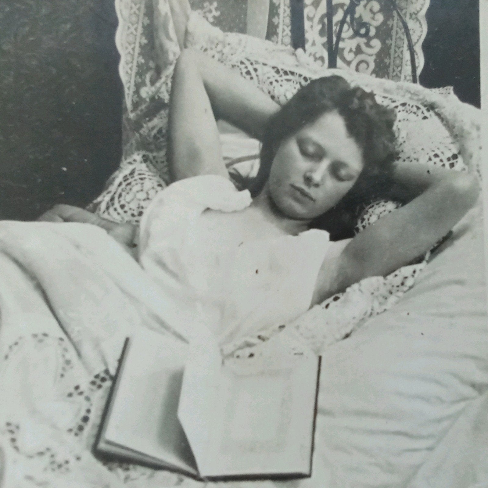 Stereofoto vrouw op bed, Ophalen of Verzenden, Voor 1940, Zo goed als nieuw, Overige onderwerpen