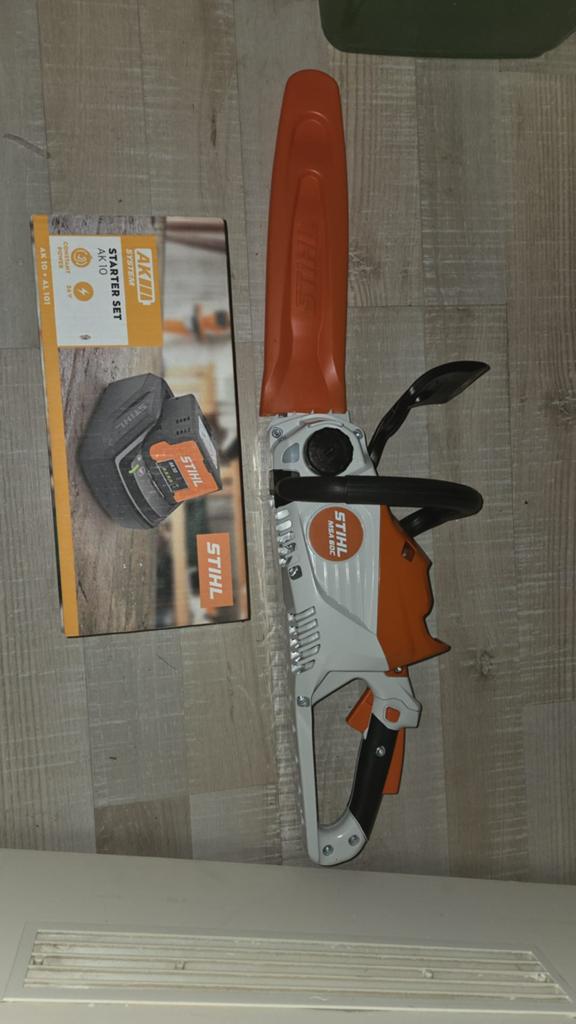 Nieuwe Stihl Kettingzaag met Accu en Lader - AK 10 Systeem, Kettingzaag, Nieuw, Ophalen of Verzenden, 30 tot 70 mm