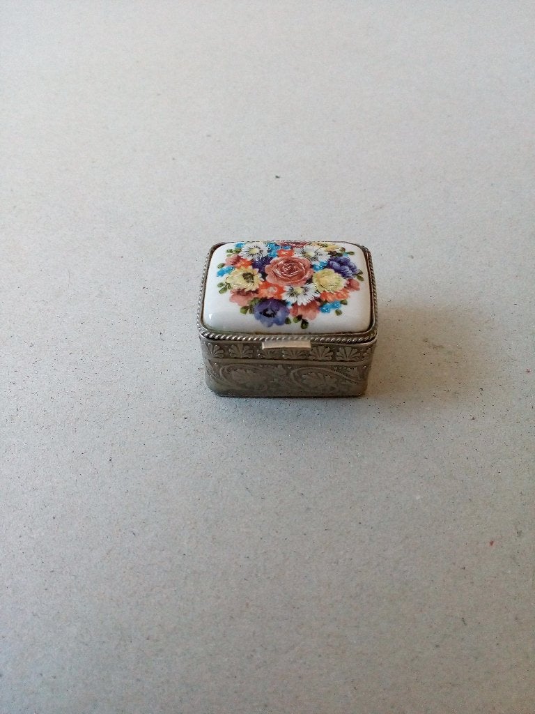 Medicatie/Pillendoosje. Porselein/metaal. Bloemdecoratie, Ophalen of Verzenden