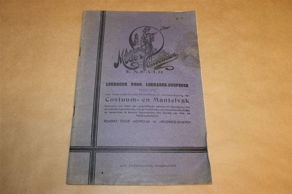 Leerboek Leerares-Coupeuse Costuum- en Mantelvak 1935 !!, Boeken, Mode, Ophalen of Verzenden, Gelezen, Mode algemeen