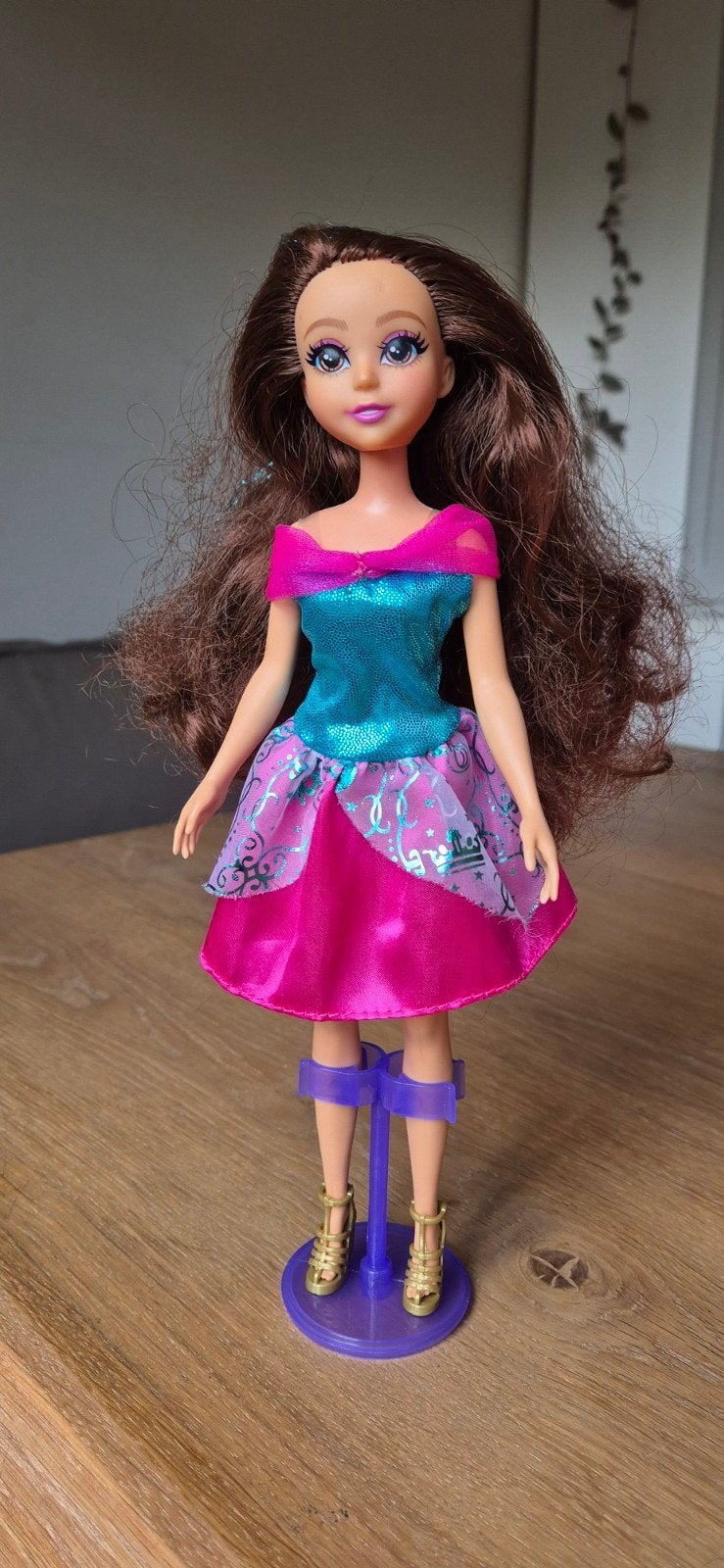 Mooie pop met bruin haar en roze/blauwe jurk, Ophalen of Verzenden, Zo goed als nieuw, Barbie