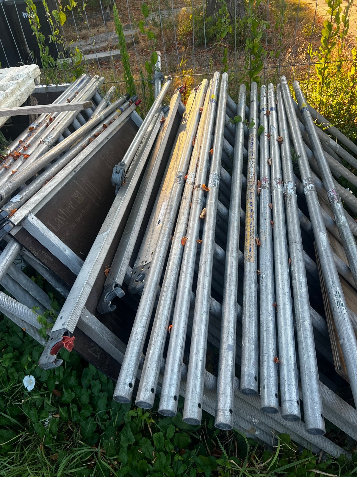 Layher steiger 14 meter + loopbrug 6 meter breed, Ophalen of Verzenden, Gebruikt, Gevelsteiger, 5 meter of hoger