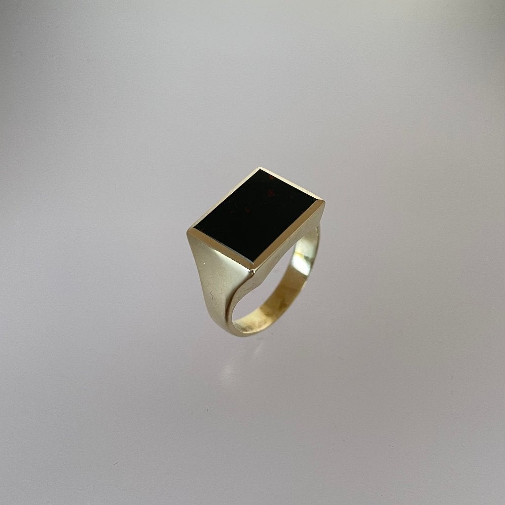 gouden ring massief met Jaspis ( bloedsteen), 19 tot 20, Ophalen of Verzenden, Zo goed als nieuw, Dame of Heer