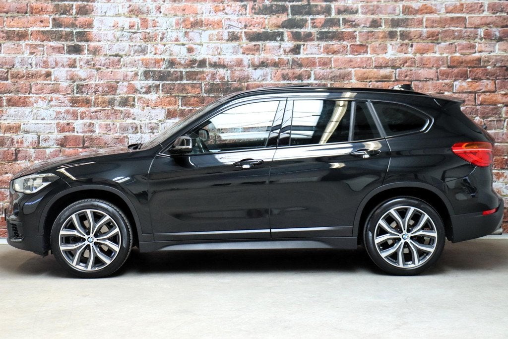 BMW X1 sDrive20i High Executive Automaat / Navigatiesysteem, 1998 cc, Zwart, SUV of Terreinwagen, 1460 kg