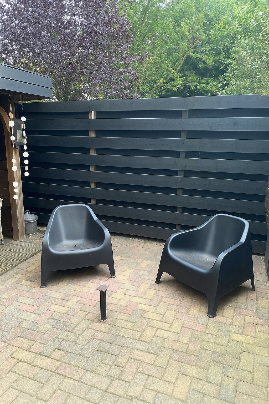 Twee zwarte kunststof tuinstoelen, Ophalen, Gebruikt, Kunststof