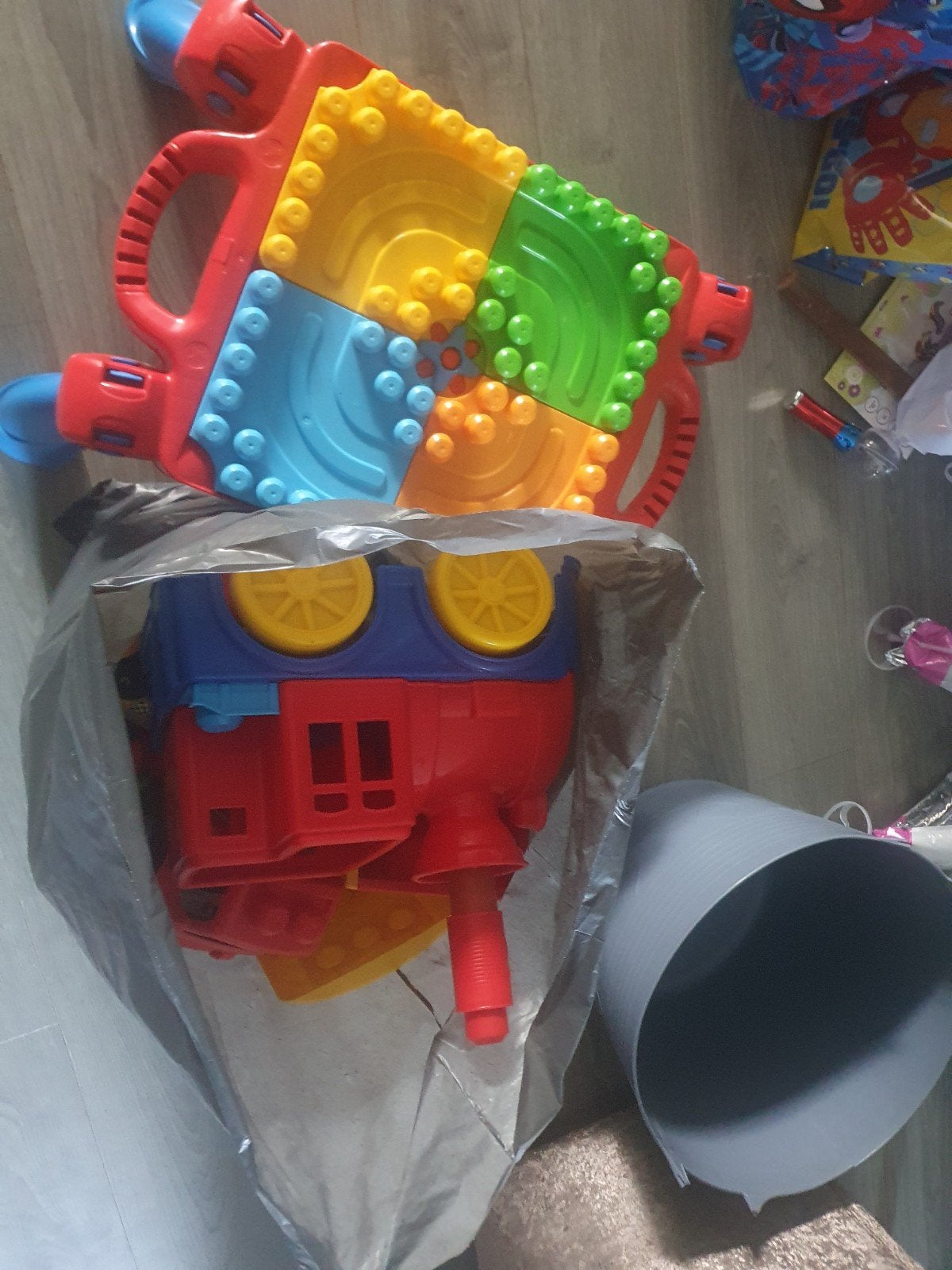 Grote partij megabloks met tafel en kar auto's trein, Ophalen, Zo goed als nieuw