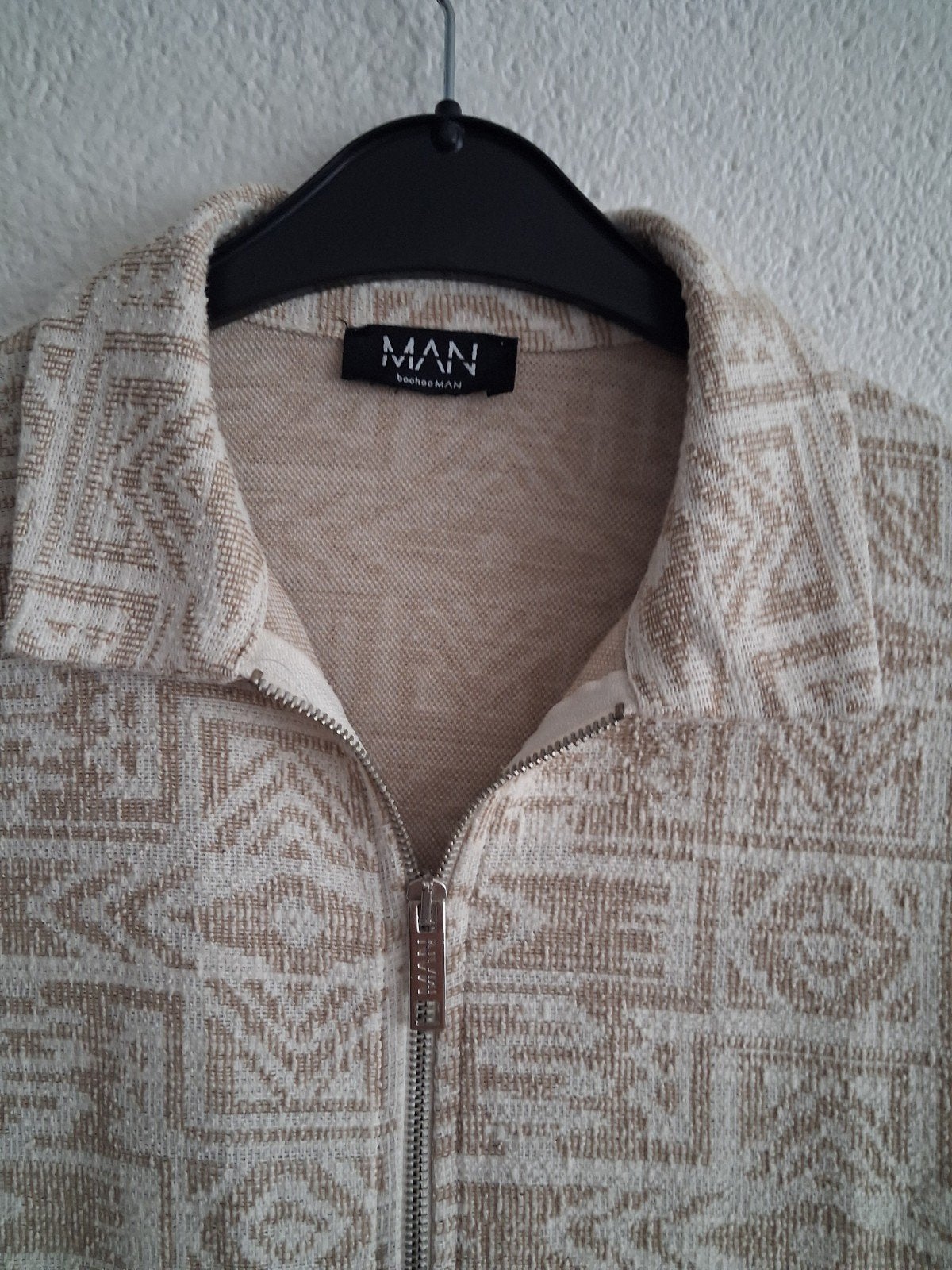 BoohooMAN Bomberjack met patroon - Maat M, Maat 48/50 (M), Beige, Ophalen of Verzenden, Zo goed als nieuw