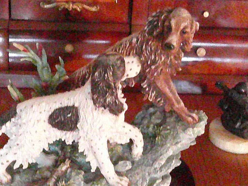 kunst 2 grote jacht honden van Q Salatimi, Antiek en Kunst, Beeld, Ophalen of Verzenden, 32 cm, Natuurlijk materiaal