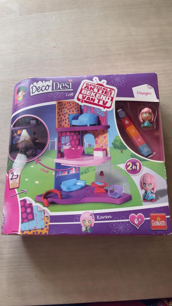Nieuw in doos:Deco Desi Loft Design Poppenhuis met Karen pop, Kinderen en Baby's, Speelgoed | Poppenhuizen, Ophalen of Verzenden