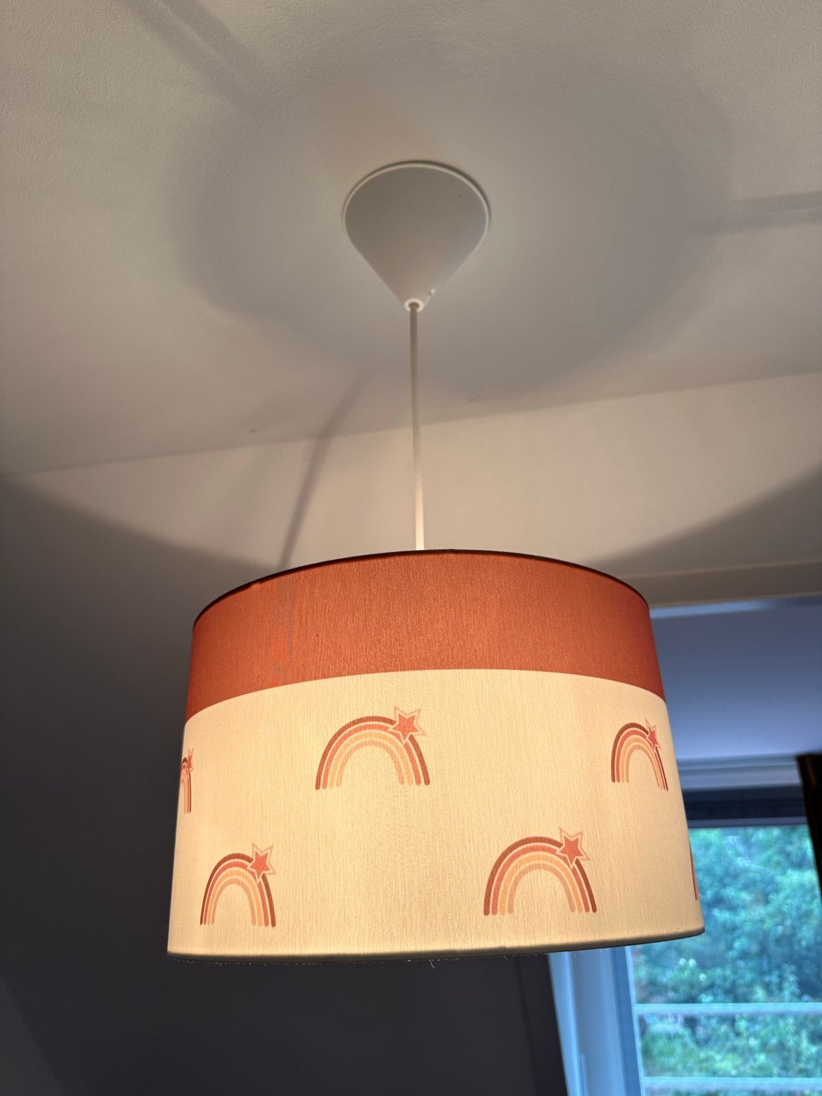 Leuke kinderlamp met regenboogjes - 19x30cm, Ophalen, Zo goed als nieuw, Textiel, E27 (groot)